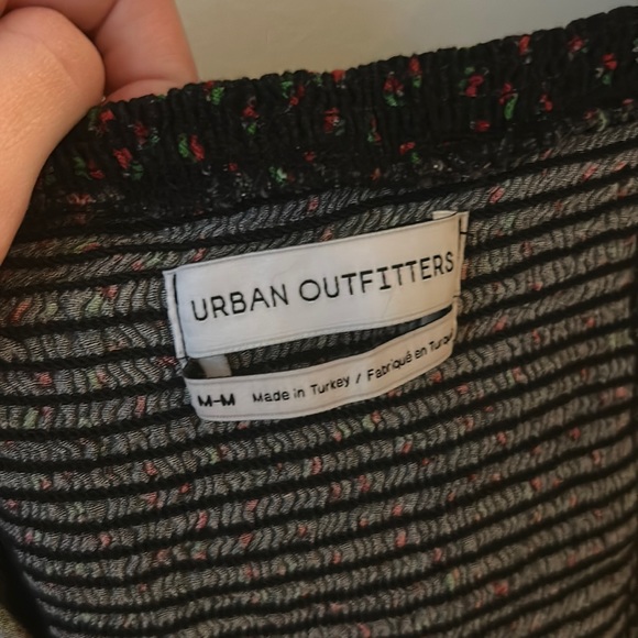 UO bellcap crop top w/ corset back and wrap design. Black and red floral design - Picture 7 of 7